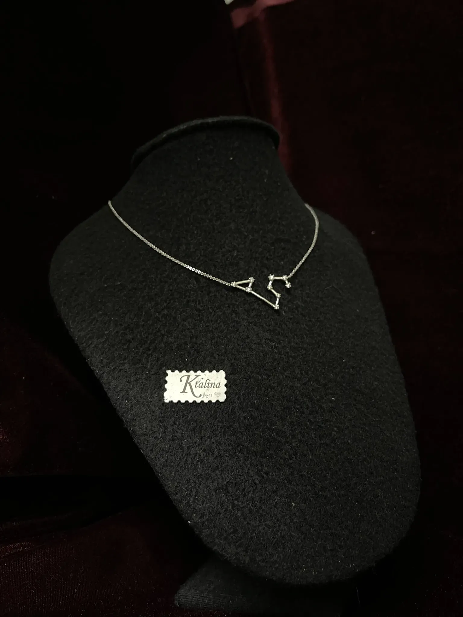 Collar de plata con diseño de constelaciones, elegante y moderno.