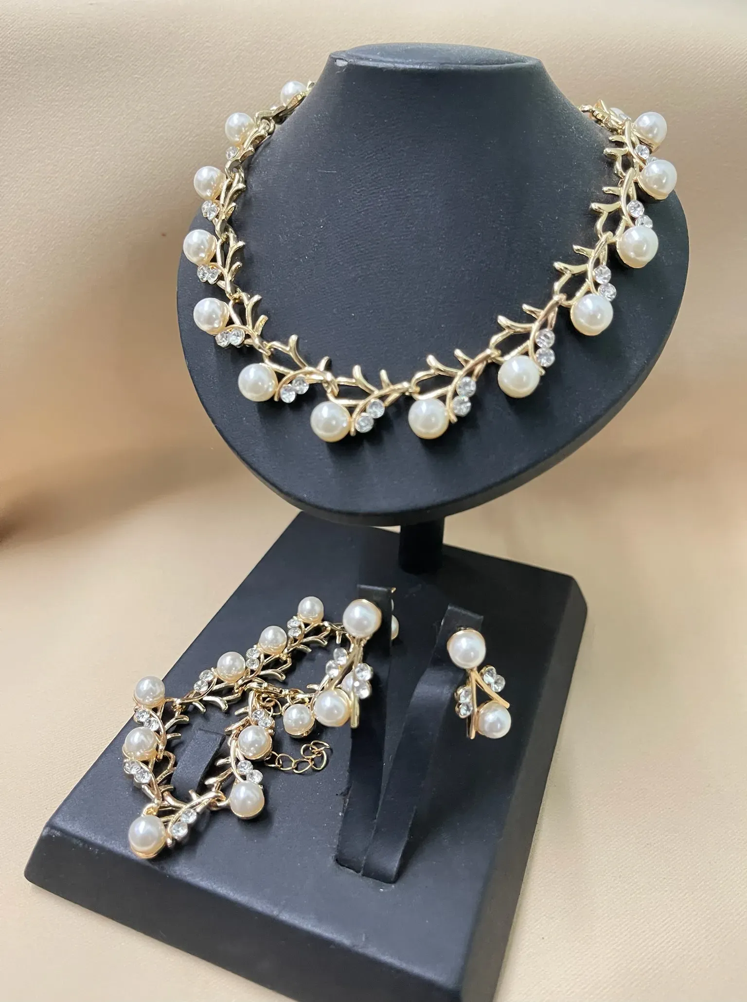 Collar de perlas cultivadas con broche y detalles en chapa de oro.