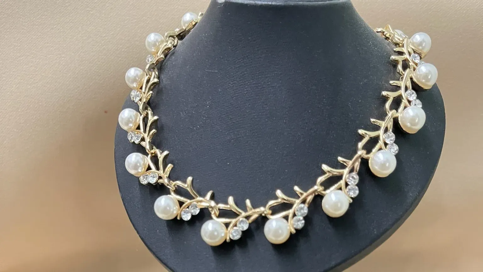 Fotografía de una joya de diseño exclusivo.