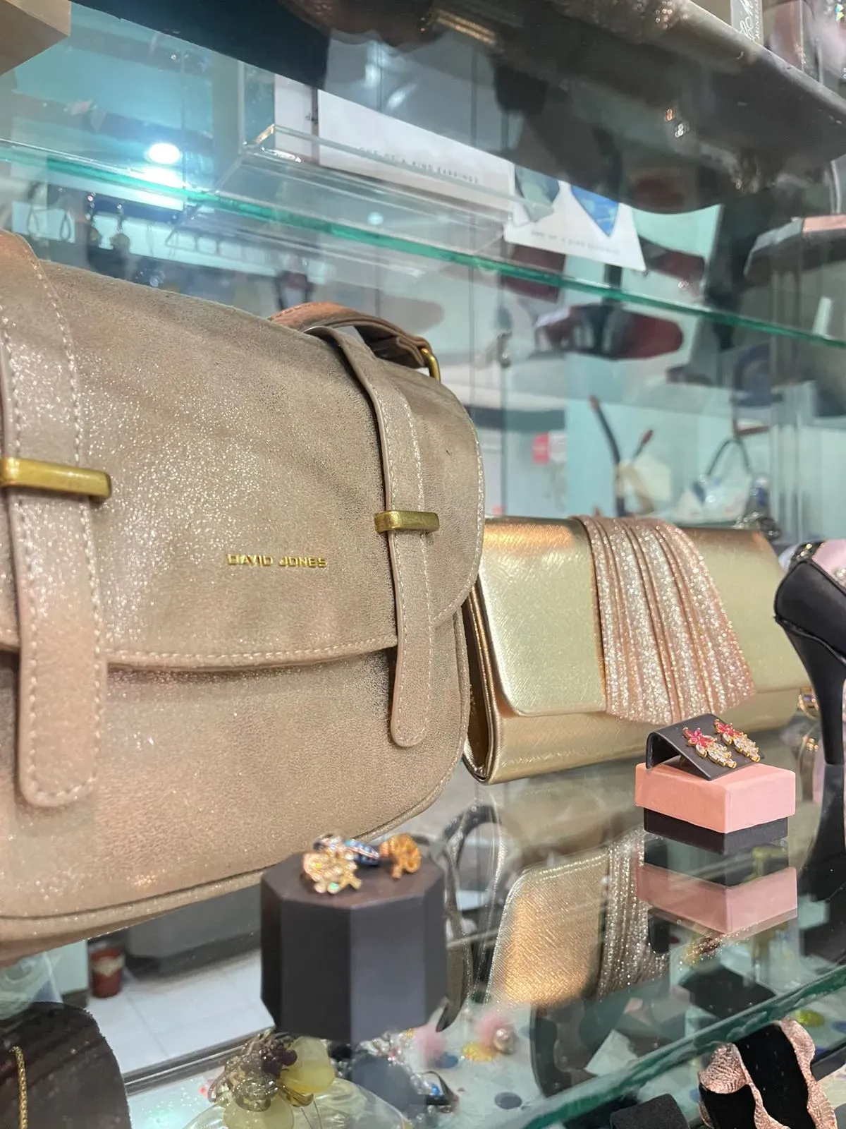 Fotografía de un collar de plata.