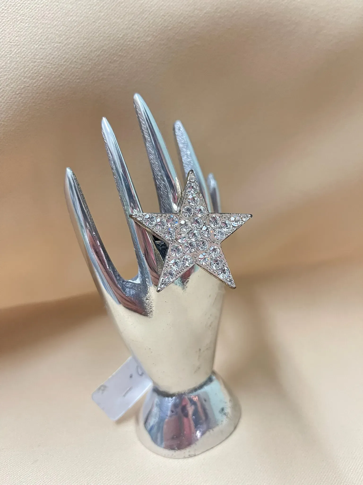 Anillo de plata con diseño elegante y una perla central.